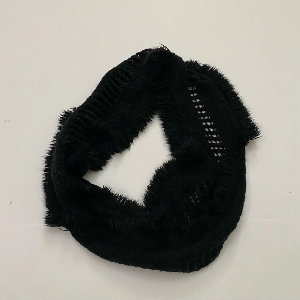 ⭐️ Jessica Simpson black knitted scarf